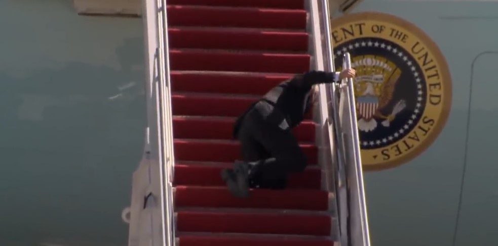 Biden falls down on the stairs of Air Force One