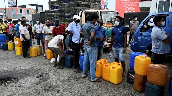 Sri Lankans queue to buy fuel