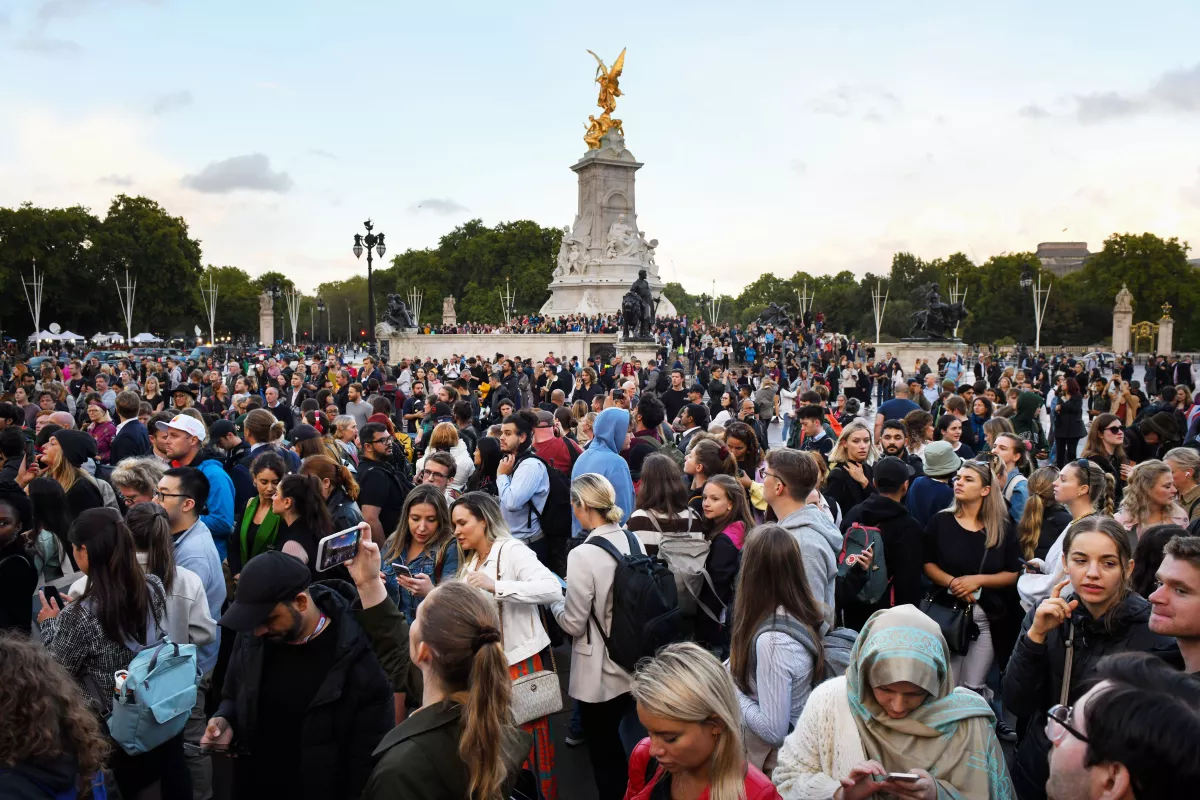 People throng to Buckingham palace to mourn the queen