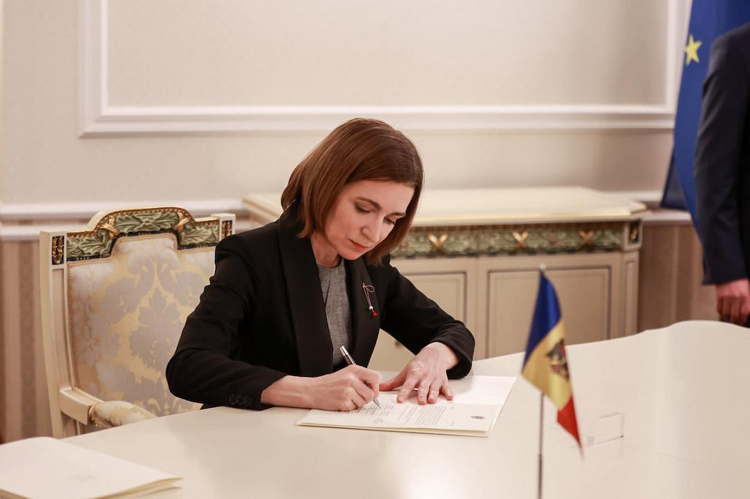 Moldovan signs EU agreement to be part of the EU