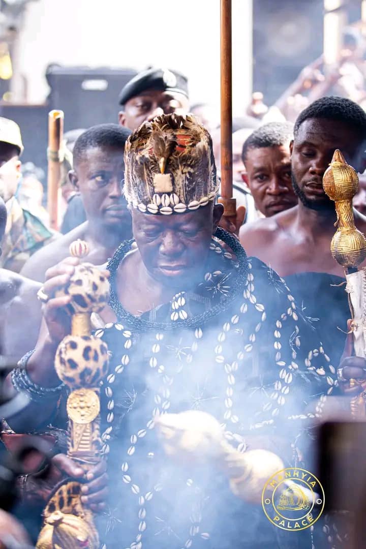 Otumfuo’s sacred crown, unveiled during his sister’s funeral, has captured attention for its powerful symbols of strength, wealth, and grief.
