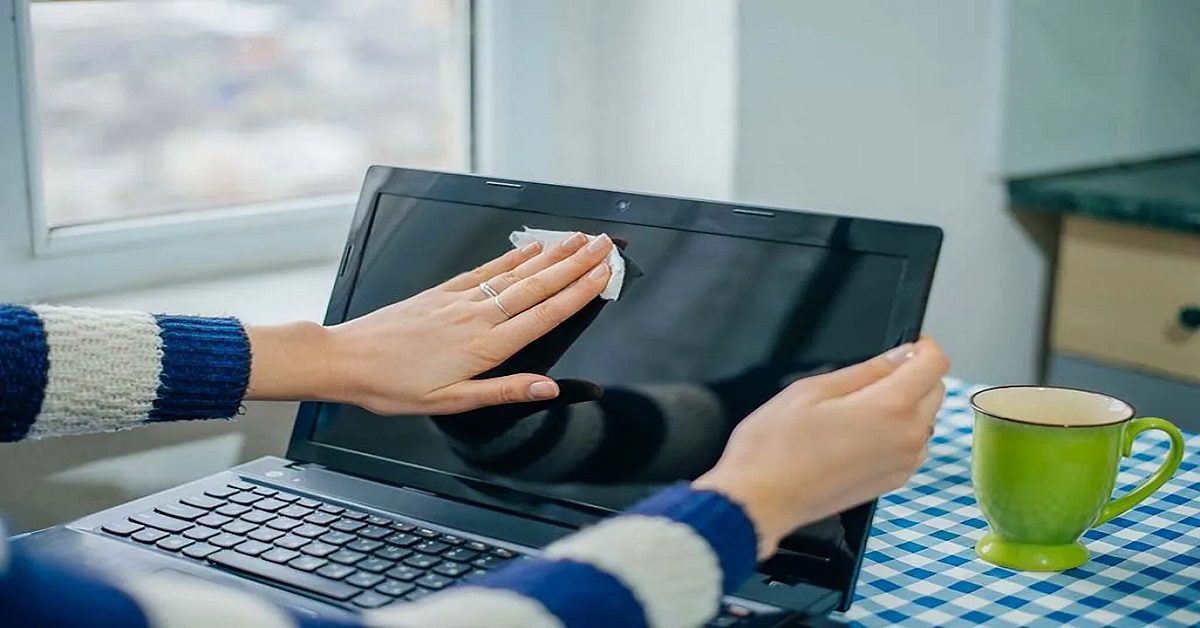 cleaning surface of laptop with moist cloth-featured image