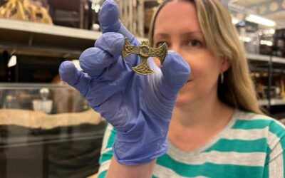Metal Detectorist Discovers 8th Century Saxon Pendant in Leeds, England.
Source: ‘Glimpse Into The Past’: A Saxon Pendant Likely Worn By A Medieval Elite Has Been Unearthed In Northern…